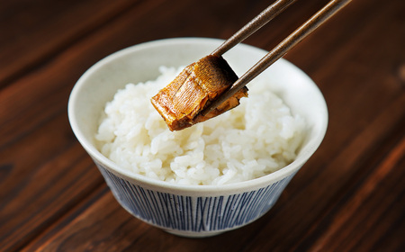 鮎の甘露煮3尾入り 無憂舘（府中市） ／ あゆ 魚 惣菜 ご飯のお供 鮎料理 真空パック 老舗 伝統製法 秘伝のタレ 甘辛 旨味 しっとり お歳暮 お中元 贈答品 広島県 No.1163