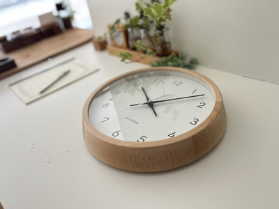 KATOMOKU　ビーチの木枠電波時計