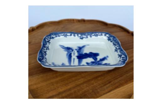 
                  染付縁唐草文見込み瀑布図長角皿ペアセット　有田焼花伝造
                