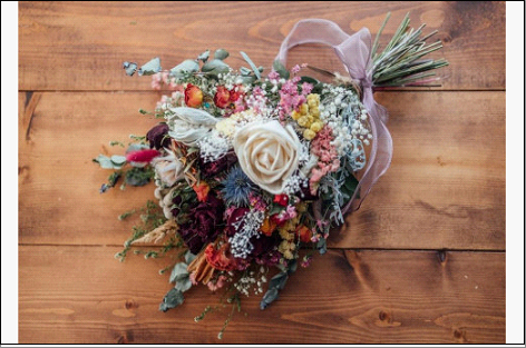 福岡市で製作したドライフラワースワッグ（レッドブーケM）