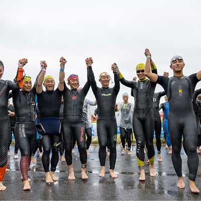 諏訪湖を泳ぎます。