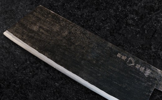 熟練の手打ち鍛造による仕上げで圧倒的な切れ味を実現。食材への入りが滑らかで断面も美しく整う高品質な一本です。