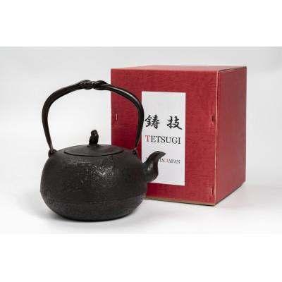 ふるさと納税 奥州市 南部鉄器 鉄瓶 丸南部松(中) 1.4L 【伝統工芸士 佐藤勝芳 作】 IH調理器 [Y0048] |  | 03