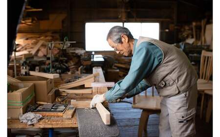 大台町の桧と桐で作った　四角い椅子　大