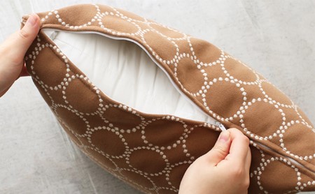 クッション 正方形 2個 45cm キャメル アイボリー 白 エクリュ 刺繍 北欧 中身 付き ソファ 家具 インテリア くつろぎ 日用品 秋山木工 mina perhonen エクリュ ミナ ペルホ
