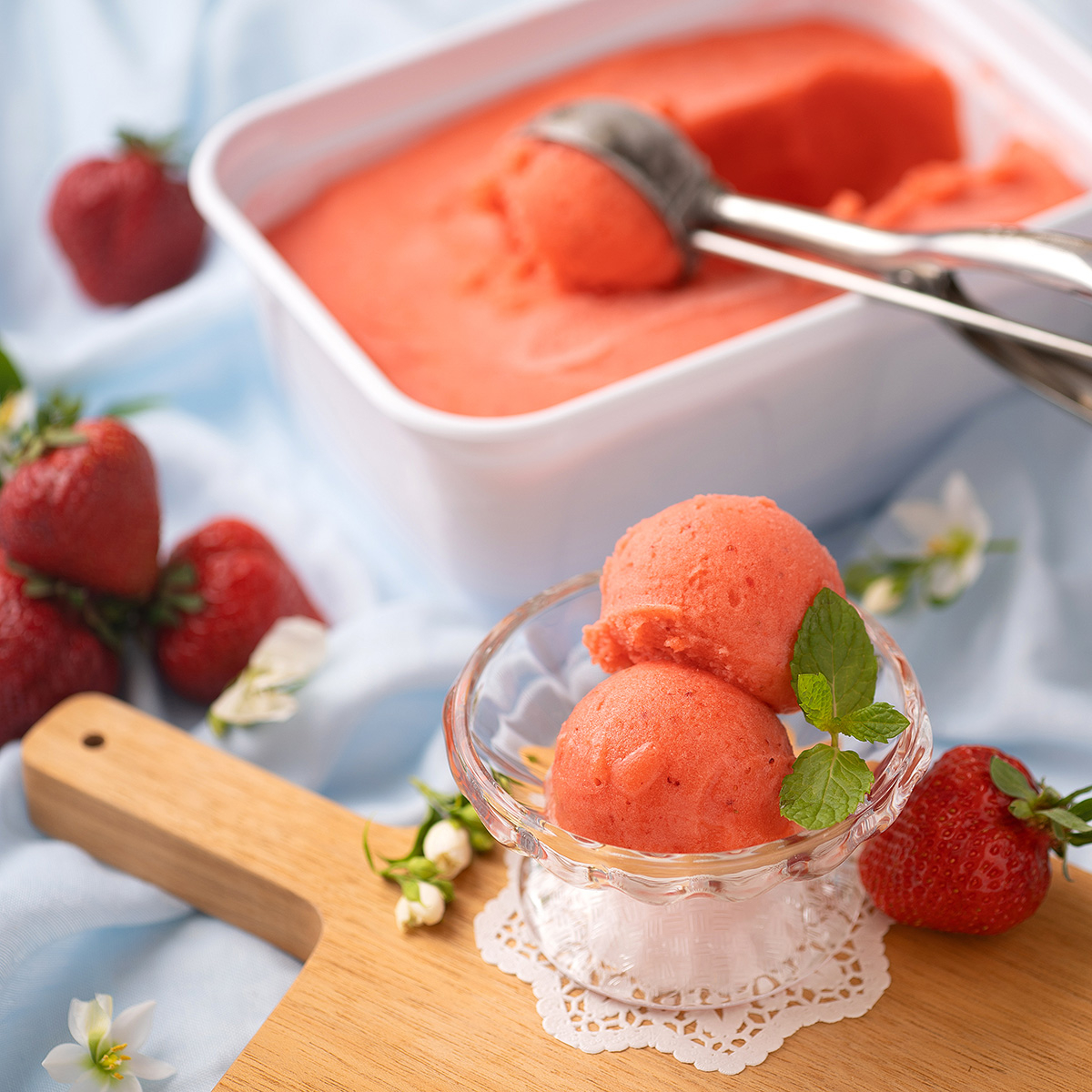 
                  【2026年4月以降順次発送】【採れたて】福岡産 濃厚 あまおうジェラート 1000ml 吉富町/南国フルーツ株式会社 [BGAG005] じぇらーと アイスクリーム アイス ジェラート スイーツ おやつ 人気 福岡県
                