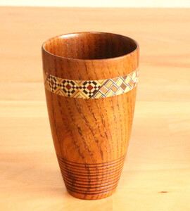 【箱根寄木細工をあしらった木製ジョッキ２点セット】保冷性に優れ、木肌のつくるクリーミーな泡立ちが格別の一杯に【キッチン用品 食器 雑貨 日用品 木製食器　職人メイド 工芸品 職人の手作り おしゃれ食器