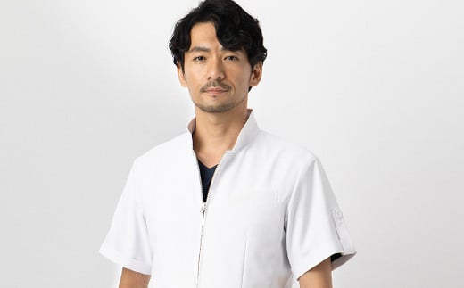 
            レピウスの白衣 【メンズ】 スタンドカラーZIP ショートジャケット [半袖] ストレッチ素材 / ネーム刺繍付き | 男性用 ユニフォーム 制服 医療用 診療衣 クリニック 医師 薬剤師 半袖 おしゃれ ホワイト
          