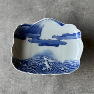 有田焼 染付霊峰富士に波濤文 小向付 2枚セット【有田焼 花伝作】食器 器 うつわ 皿 和皿 小皿 取皿 2枚 セット 富士山 富士 縁起物 染付 青  手描き 電子レンジ対応 dw008