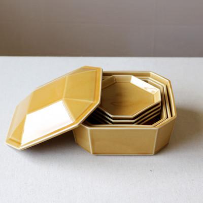 ふるさと納税 瑞浪市 小田陶器の隅切重箱(うす飴)　入れ子式に収納できる磁器の重箱と小皿セット |  | 02