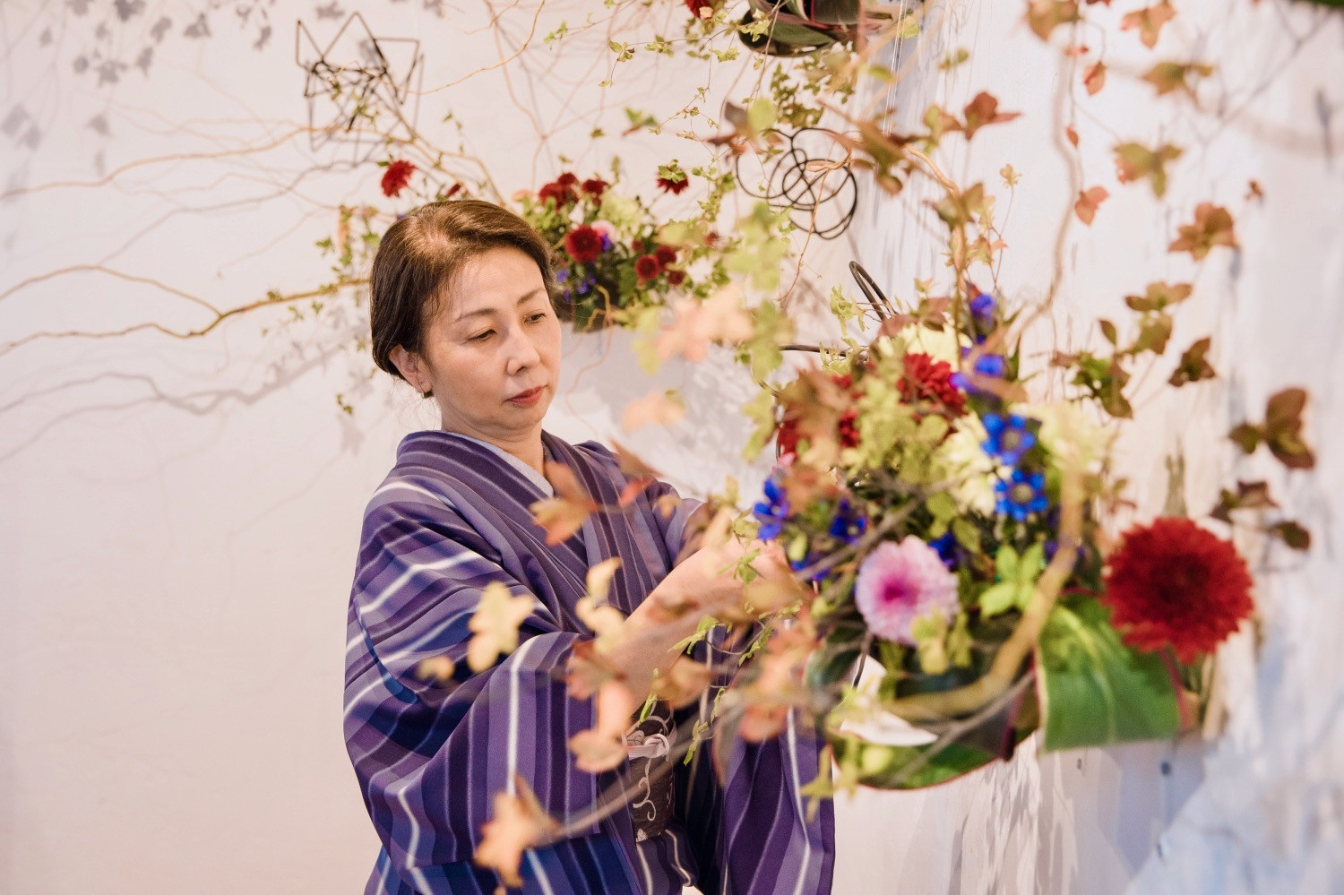 足立区で生まれ、花を彩り生きる。草月流いけばな師範、采女 栖佳。草月流いけばなの魂を持ちながら、欧米や北欧のアレンジも学ぶ。