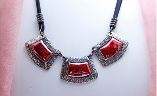 
                  赤の3連ネックレス 七宝焼 アクセサリー ペンダント アジャスター付 レッド 首飾り 紐 レディース カジュアル ロングネックレス シンプル 服飾雑貨 ギフト 贈り物 伝統 工芸品 送料無料 尾張七宝協同組合 愛知県 あま市
                