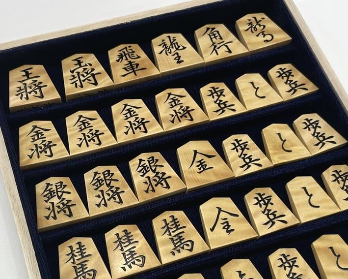 
            1200-08-20 「富月」作 盛上 将棋駒 菱湖書 御蔵島黄楊 杢 【限定1品】
          