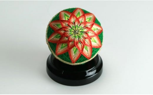 【加賀手まり】（緑）花てまり・小［黒塗台］   | 雑貨 日用品 インテリア 置物 オブジェ 和風 和雑貨 手まり 金沢 伝統工芸 手作り 装飾品 デコレーション 和風インテリア ギフト プレゼント クラフト ホームデコ 花てまり 文化 工芸品 人気 おすすめ 送料無料 石川 金沢 加賀百万石 加賀 百万石 北陸 北陸復興 北陸支援