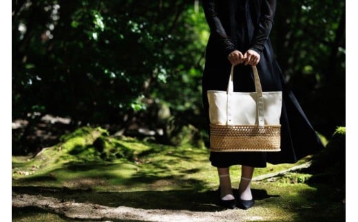 ふたえ籠サイズLホワイト（竹籠フレーム帆布バッグ）工芸品 伝統 バッグ かばん 帆布 かご 籠 かごバッグ 新潟県 阿賀野市 2X02125W