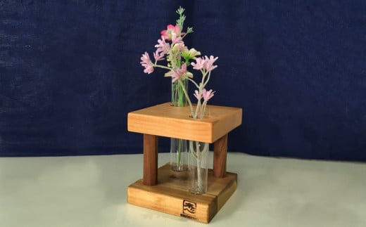 【1品物】木目を生かした2輪挿し【野花 木工 天然材木 花挿し 花瓶 インテリア ウォールナット アルダー アカシア】 K052010
