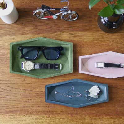 ふるさと納税 富山県 colmのレザートレイL グレー「好きなモノの魅力を引き立てる立体成型してつくった本革製トレイ」 |  | 01