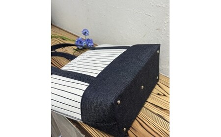 【AKIRAオリジナル】中型レディストートバッグ　ショルダータイプ　ストライプ×濃紺デニム（軽量 軽い 日本製 キャンバス 帆布 横型 肩掛け 通勤 通学 大容量 上質 カジュアル オシャレ レディー
