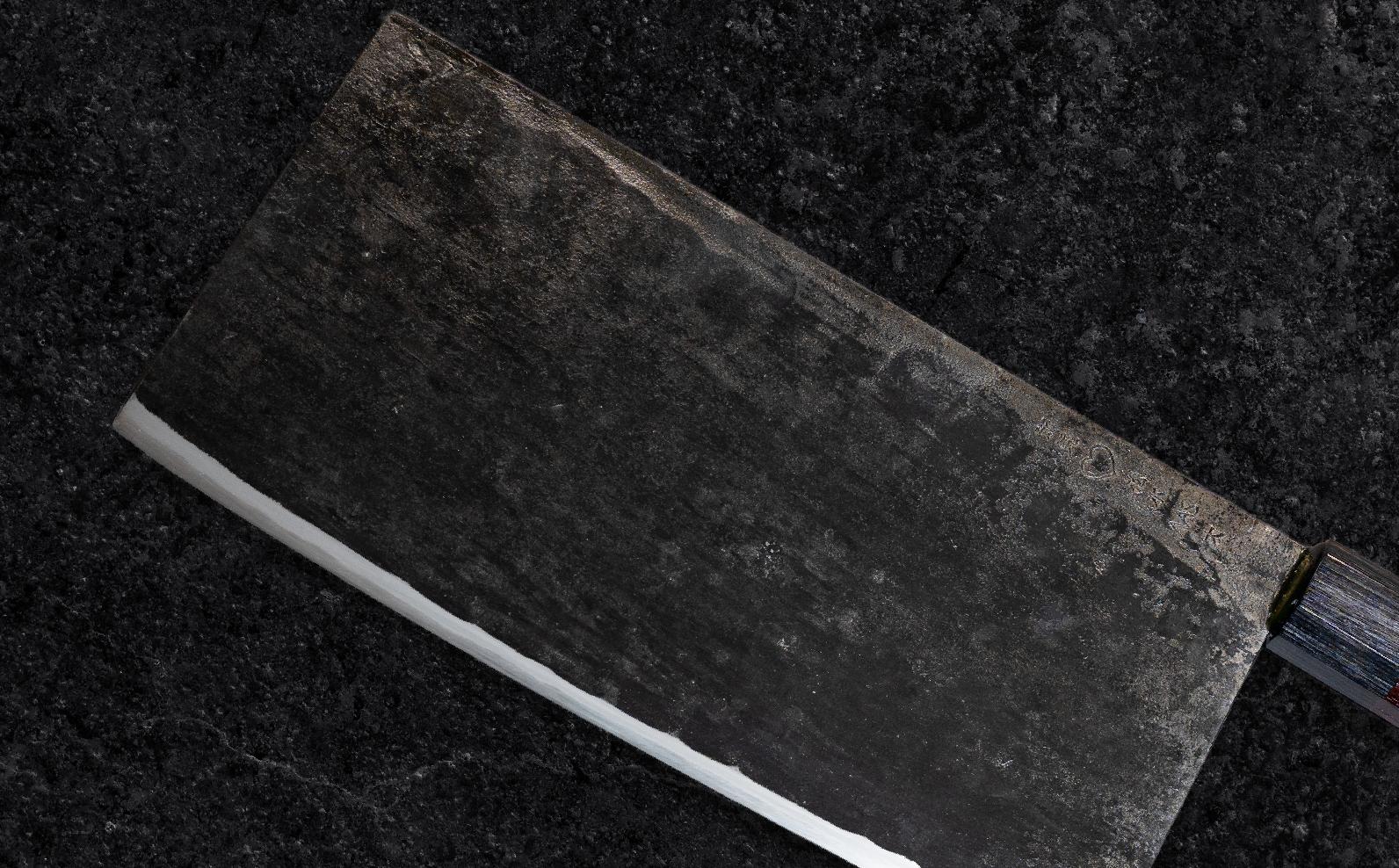 熟練の手打ち鍛造による仕上げで圧倒的な切れ味を実現。食材への入りが滑らかで断面も美しく整う高品質な一本です。