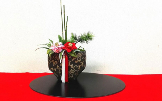 【縦長迎春花飾り】姫椿　トレー・赤クロス付き　らんまん 花 雑貨 造花 インテリア お祝い ギフト 贈答 人気 送料無料 高知市 【花工房美呂】 [ATCO022]