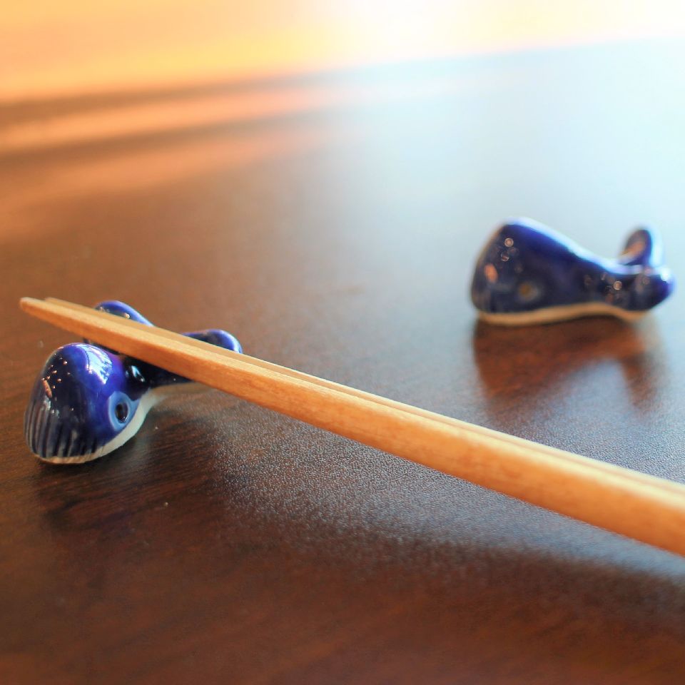 【ふるさと納税】 箸置き クジラ 2個セット 白土 ルリ釉 瑠璃釉 日常屋 陶器 はしおき くじら 箸置 箸おき 和食器 食卓用品 食器小物 かわいい箸置き 動物モチーフ クジラ箸置き 手作り 高知県 黒潮町