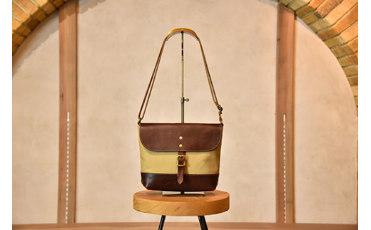 近江牛レザーと地産帆布で作ったショルダーバッグ　ダークウォルナット　横型【CC27W】