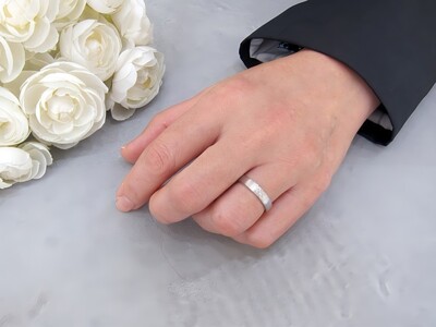 植物の生命力を感じるシンプルなプラチナメンズリング　FRU043M