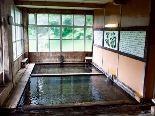 秘湯初心者も安心の男女別内湯もございます