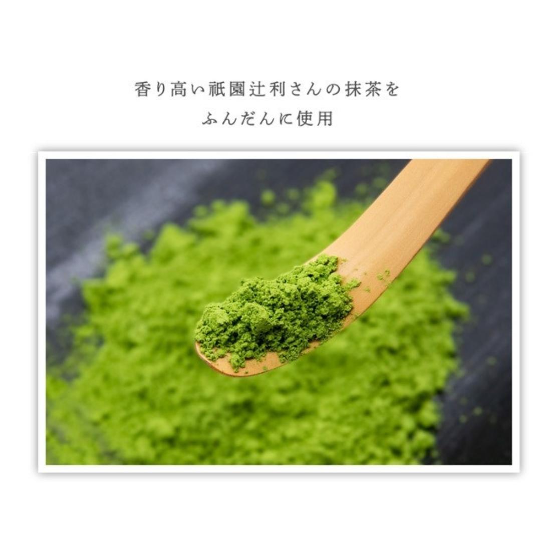 抹茶あずきチーズケーキには、一般的なスイーツに使用される量の3倍の抹茶を使用しています。