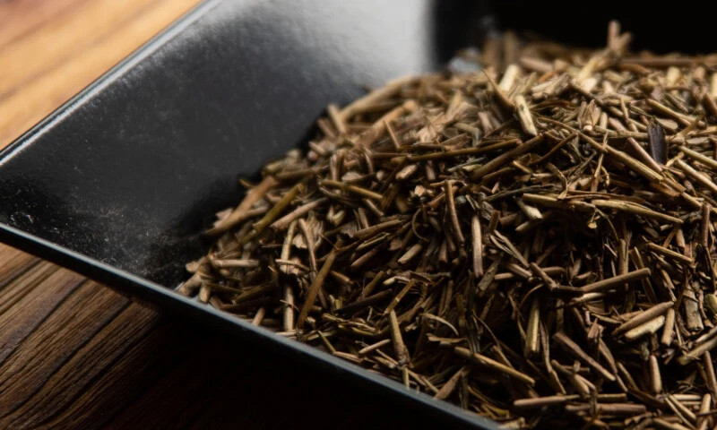 お茶の「茎」の部分を焙煎したほうじ茶。加賀棒茶はこの茎の部分を焙じたほうじ茶です。