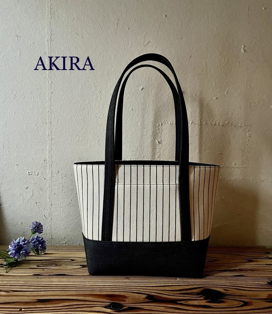 
            【AKIRAオリジナル】【マツコの知らない世界 で紹介されました！】 中型レディストートバッグ ショルダータイプ ストライプ×濃紺デニム【2025年7月以降順次発送】 軽量 軽い 日本製 キャンバス 帆布 横型 肩掛け 通勤 通学 大容量 上質 カジュアル オシャレ レディース カバン 鞄 バック
          