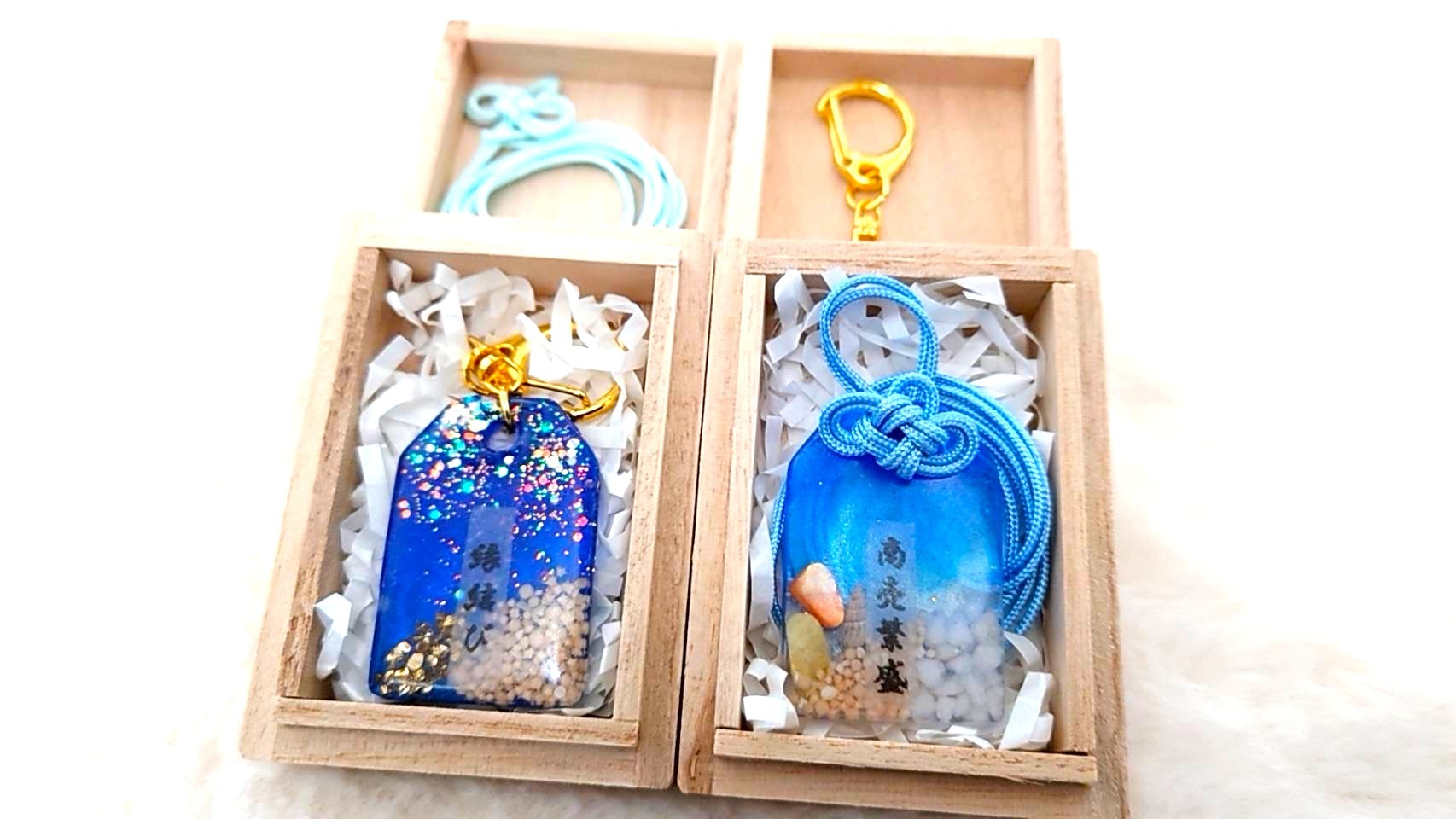 お守りキーホルダー 2個セット / レジン製キーホルダー ハンドメイド アクセサリー 桐箱入り