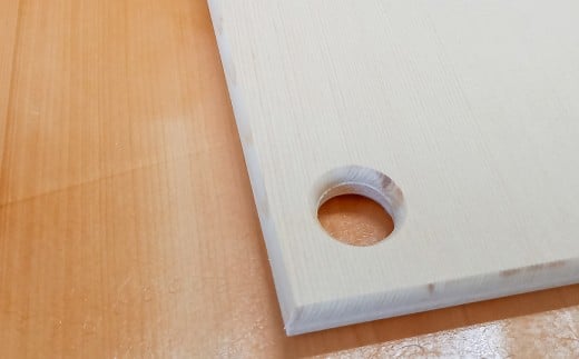 角に穴を開けることも可能です。