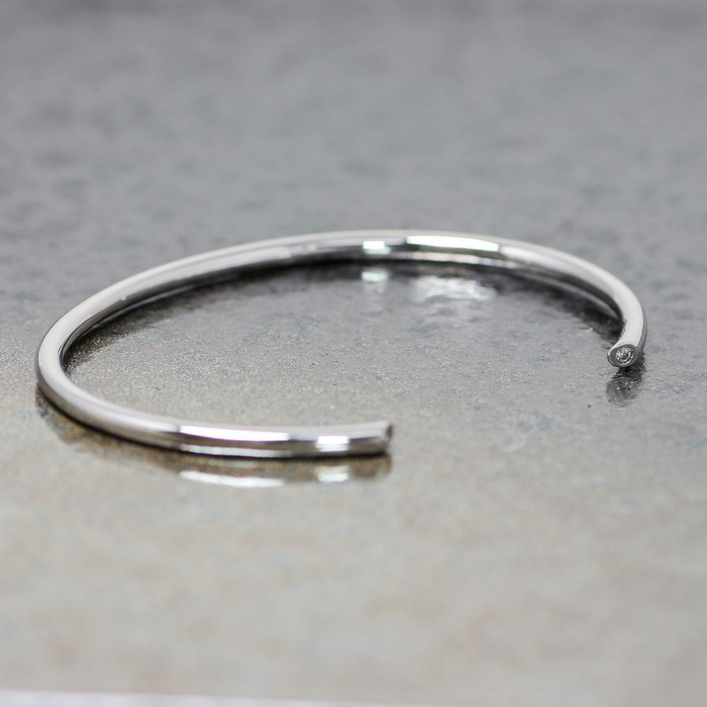 
                  【SILVERプラチナコーティング】ダイヤモンド2粒が密かに輝くバングル 遊び心ある大人アクセサリー　人気の大人カラー　SV-B005
                