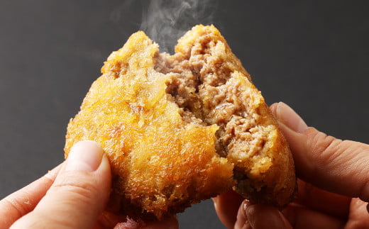 【全3回定期便】長崎和牛 出島ばらいろ入り お肉屋さんの特製 メンチカツ 80g×12個 計36個 (12個×3回) ／ 惣菜 お惣菜 晩御飯 揚げ物 冷凍 冷凍食品 おかず 加工品 長崎県 長崎市