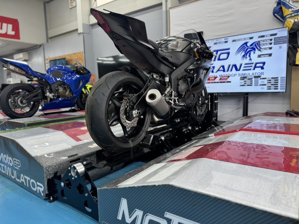 
                  C025-26  バイクシミュレーター体験20分
                
