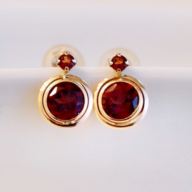 【ジュエリー】K10 イエローゴールド ガーネット ピアス 保証書付 SE-2857