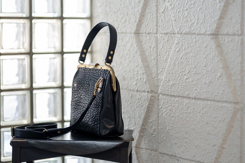 【soul;solid】Brass clasp シリーズ 2way真鍮がま口バッグ【ジャパンレザーアワード2024入賞】 soul solid 2way 真鍮 がま口 バッグ イタリアンレザー ショルダー ブラック 革 レザー ハンドメイド ギフト用 エイジング アンティーク ワイルド シュリンクレザー 無垢真鍮 ロウ付け 革製品 カジュアル 愛知県 小牧市 送料無料