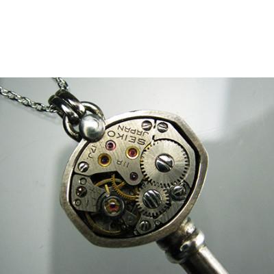 ふるさと納税 館山市 銀の笛　鍵だけど笛　メカニカルな手巻時計モチーフ ペンダント　ホイッスル　チェーン付き　シルバー92 |  | 01