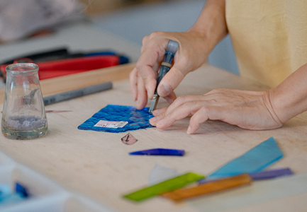 ステンドグラス　ガーベラのペンダントランプ（ピンク）