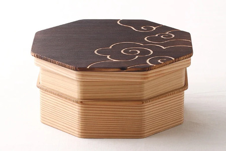 八角二段お弁当箱「焼杉の黒刻」/ お弁当箱 おにぎり ２段弁当 ピクニック 紀州材 職人 【hak107】