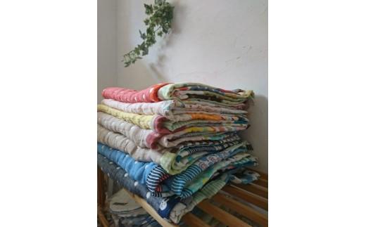 ハンドメイドの国産6重ガーゼのシングルハーフ【140cm×100cm】サイズブランケット（ブルー）