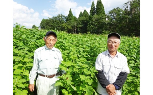 えごま生産者であるやくし食品の皆さん。