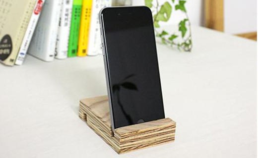 北海道育ちの木材を使った宮大工特製 「スマホ立て」2個セット