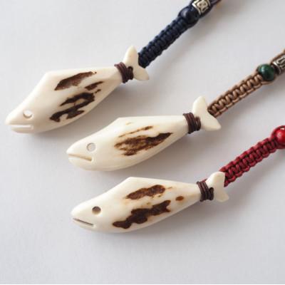 ふるさと納税 斜里町 鹿の角　ストラップ(赤)　知床で手作り【エゾシカコウボウカルぺ】 |  | 01
