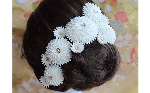 
M547　【つまみ細工の髪飾り　寿】髪飾り　絹100％　成人式　寿　菊　花　Uピン式　ヘアアクセサリー　ホワイト　振袖向け　卒業式　和装　着物　アレンジ自在
