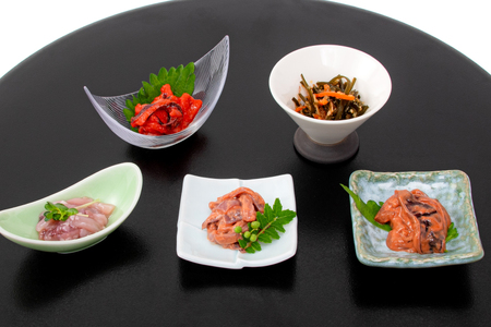 小野万 塩辛 珍味 5品セット 贈答用 [小野万 宮城県 気仙沼市 20562580]ギフト おつまみ 酒の肴 詰め合わせ セット 冷蔵 いか イカ 塩辛 数の子 松前漬け めかぶ