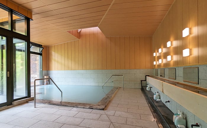 これぞまさに温泉！と言わんばかりの硫黄を感じられます