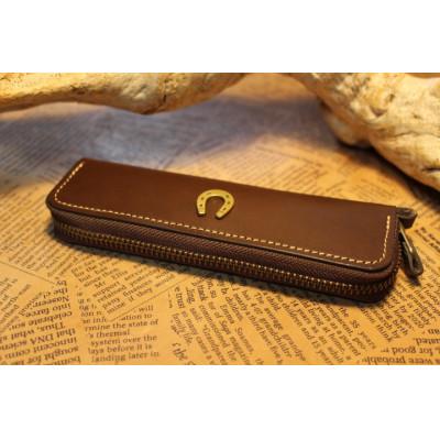 ふるさと納税 栗東市 蹄鉄付きラウンドファスナーペンケース (ダークブラウン) |  | 01