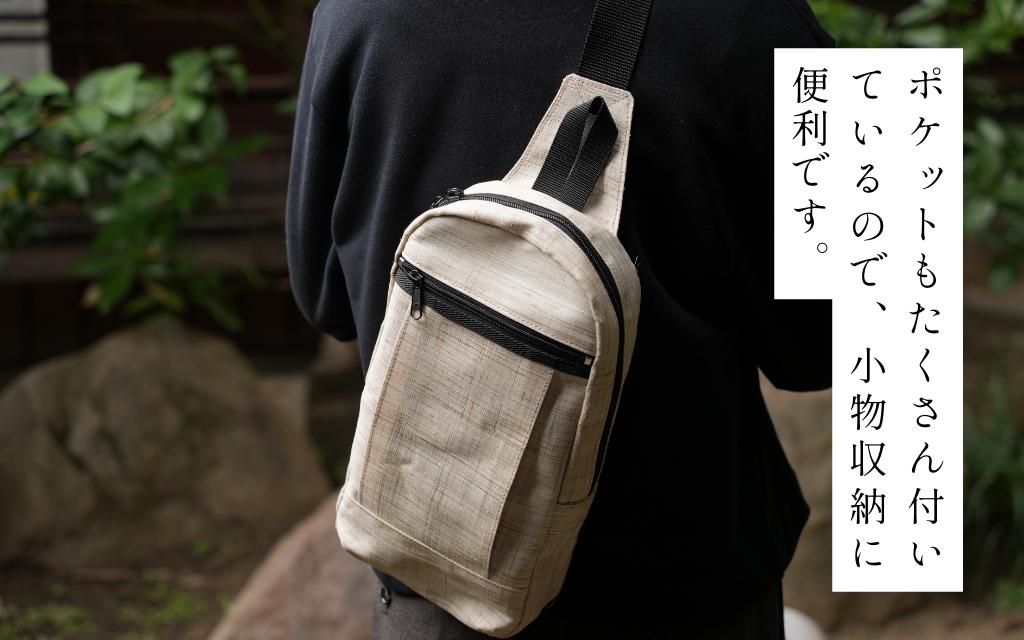 体にフィットしやすく、アクティブに動けます。
底のフックを切り替えることで、右利きと左利き両方に対応できます。